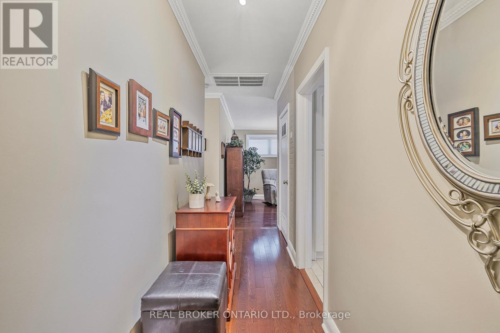 25 Sora Drive, Mississauga, Ontario  L5M 1B3 - Photo 8 - W12367905