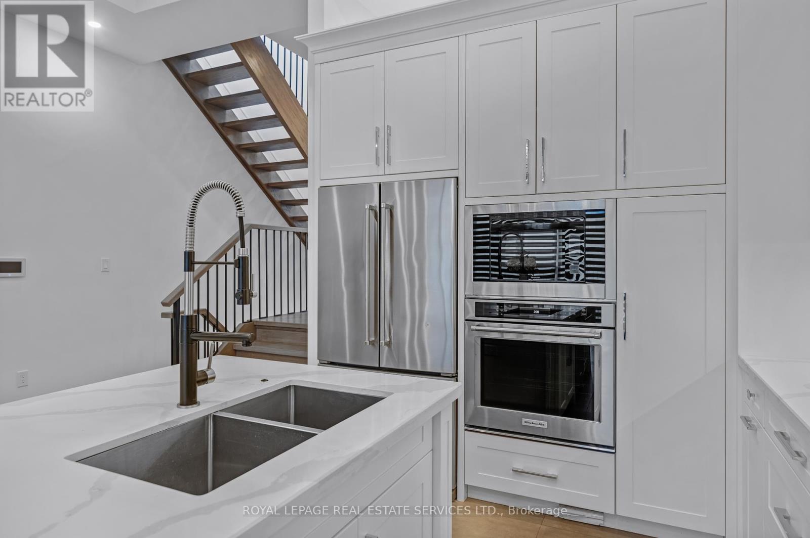 8 Branch Avenue, Toronto, Ontario  M8W 1M7 - Photo 16 - W12367922
