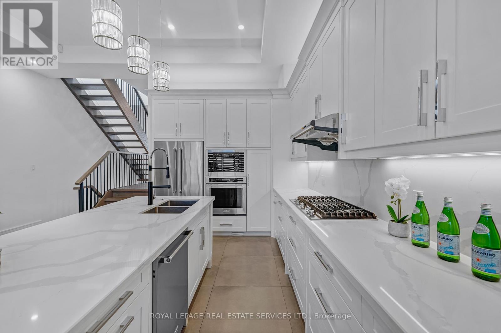 8 Branch Avenue, Toronto, Ontario  M8W 1M7 - Photo 9 - W12367922