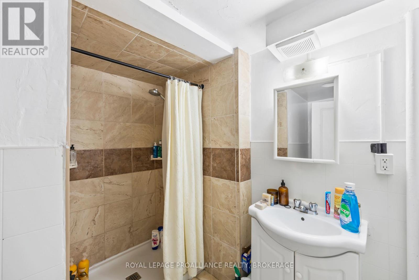 63 William Street, Kingston, Ontario  K7L 2C3 - Photo 11 - X12368073