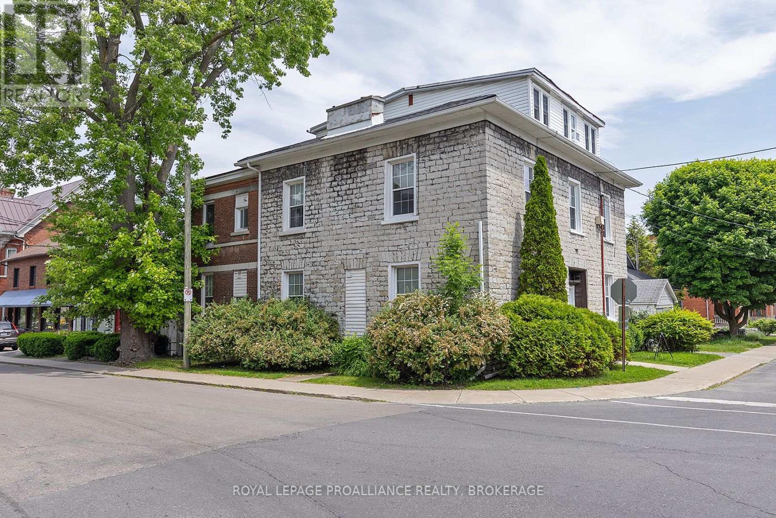 63 William Street, Kingston, Ontario  K7L 2C3 - Photo 4 - X12368073