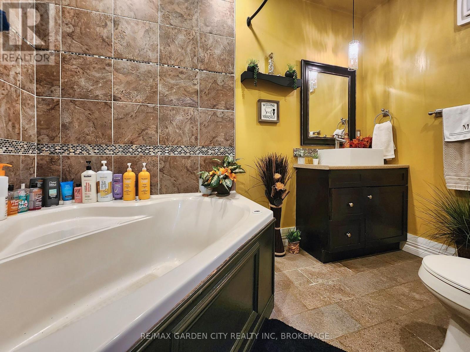 196 Keefer Road, Thorold, Ontario  L2V 4M3 - Photo 37 - X12367828