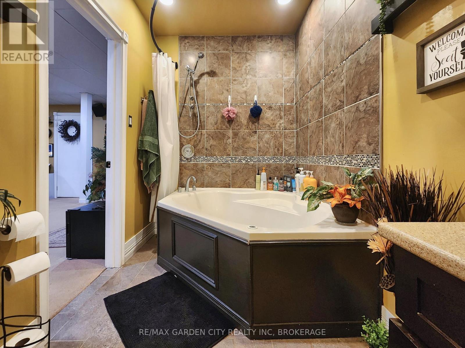 196 Keefer Road, Thorold, Ontario  L2V 4M3 - Photo 38 - X12367828