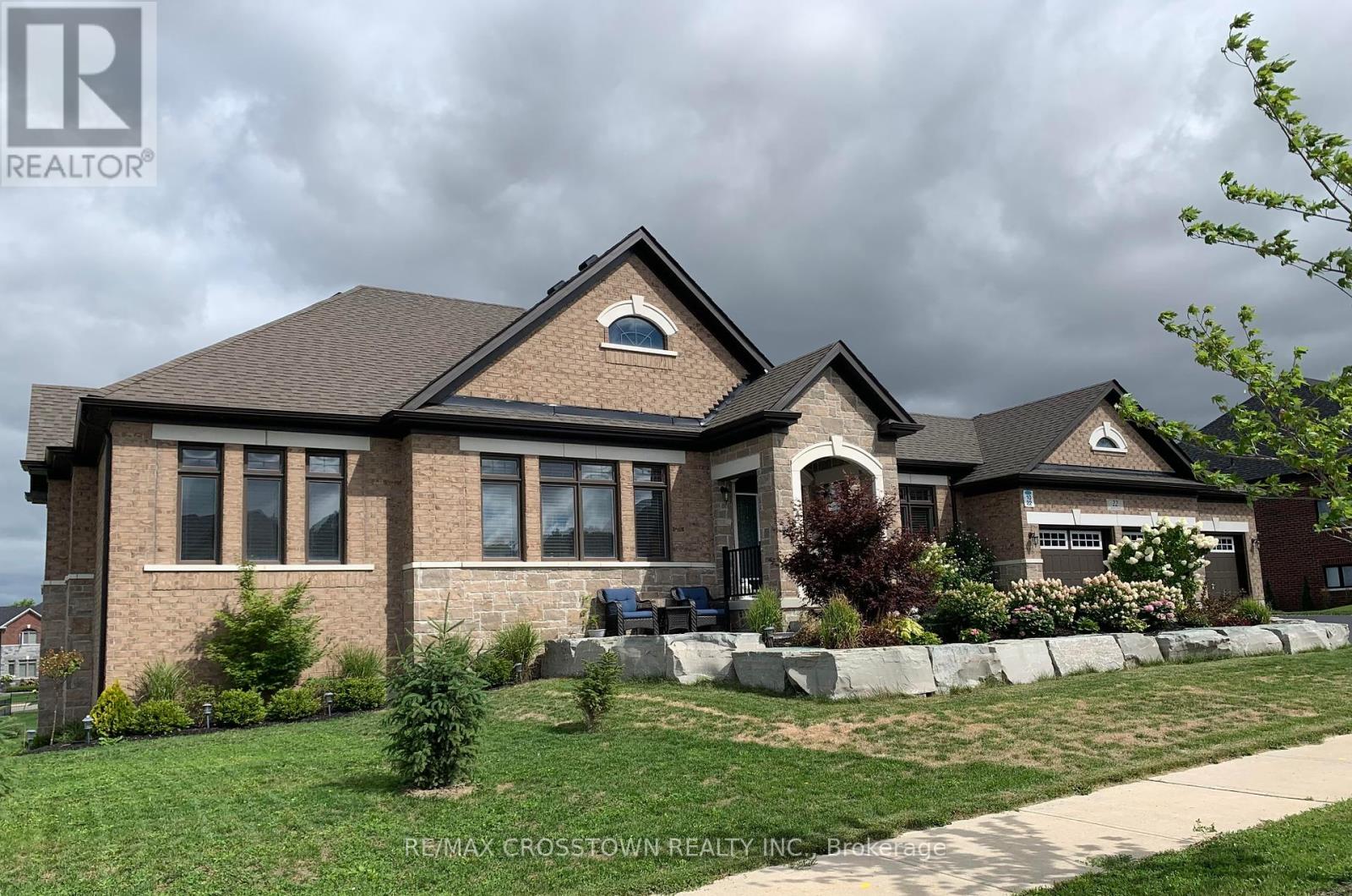 22 Stewart Crescent, Essa, Ontario  L0L 2N0 - Photo 2 - N12304262