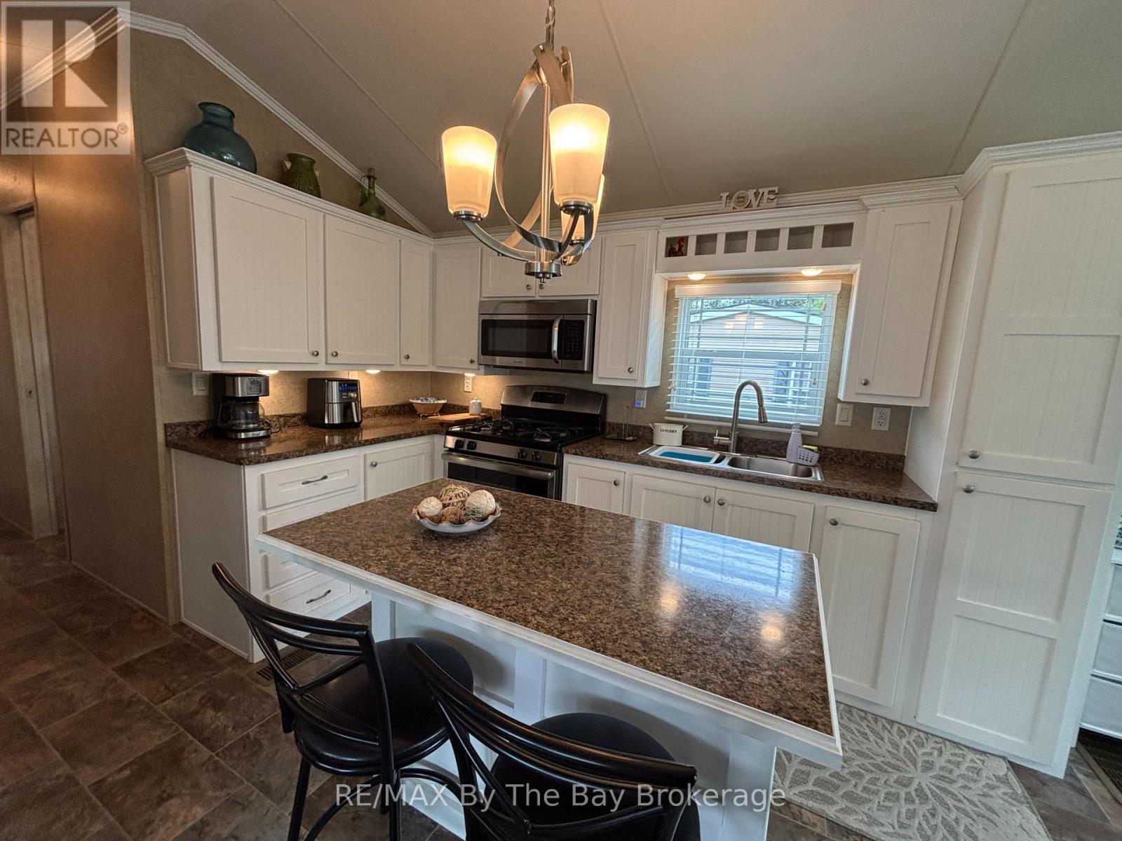 108 Madawaska Trail, Wasaga Beach, Ontario  L9Z 1X7 - Photo 10 - S12368163