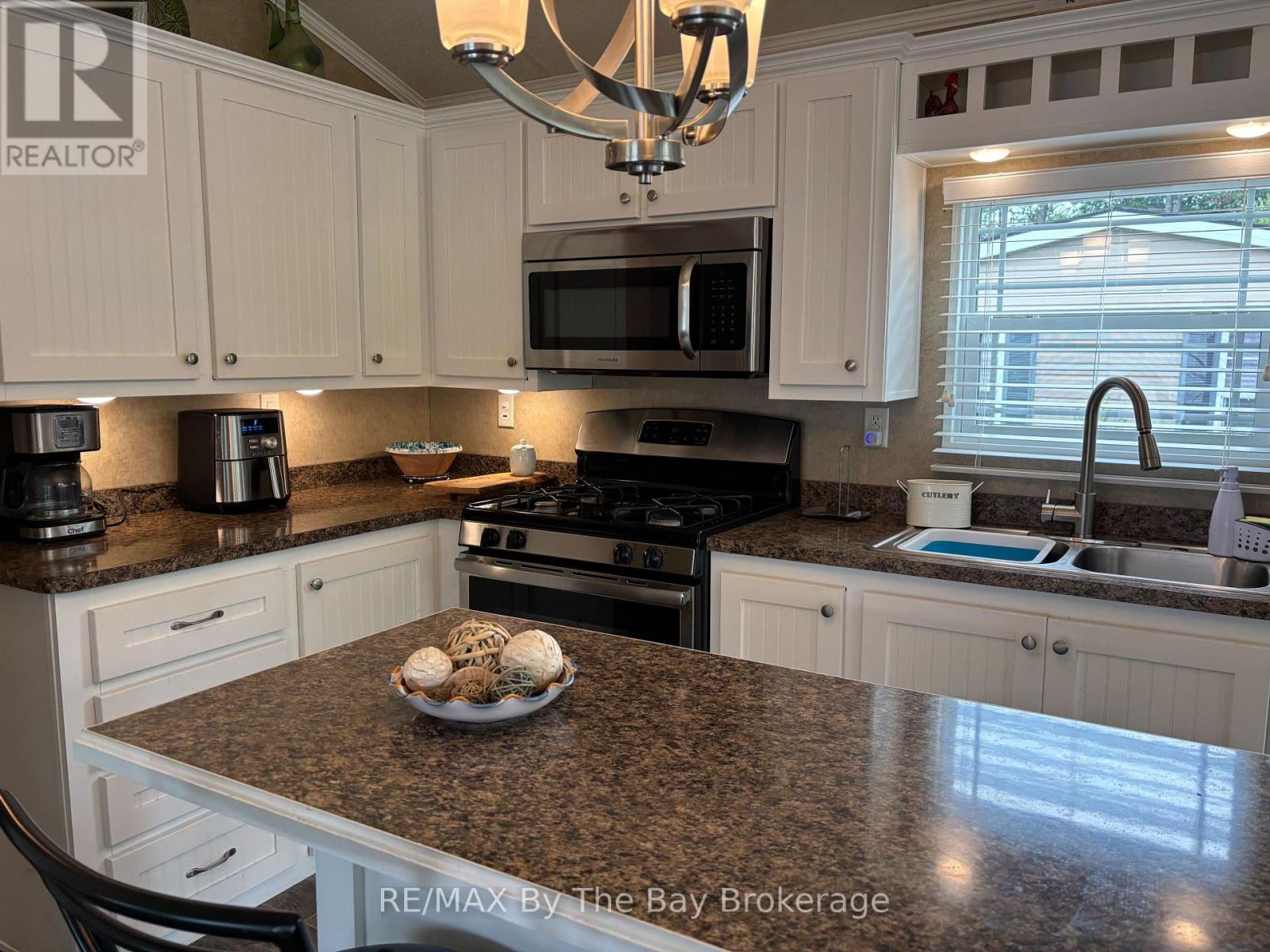 108 Madawaska Trail, Wasaga Beach, Ontario  L9Z 1X7 - Photo 11 - S12368163