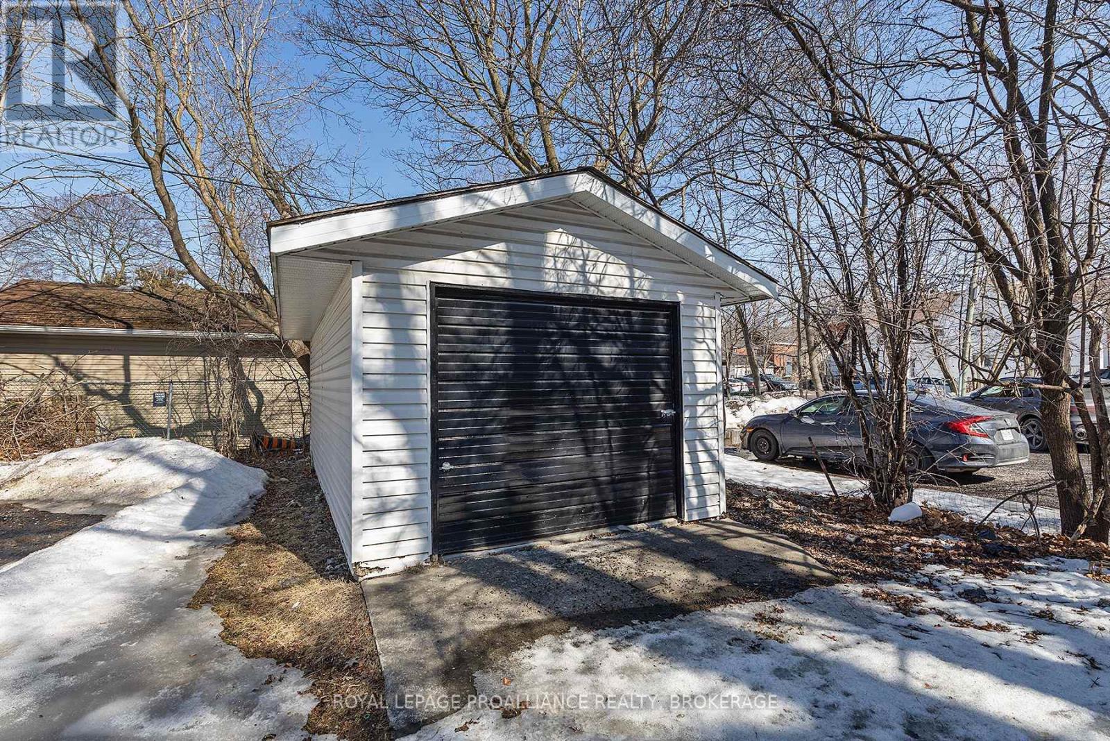 521 Johnson Street, Kingston, Ontario  K7L 1Z7 - Photo 4 - X12368120