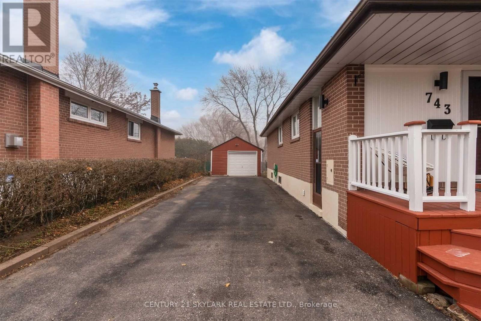 743 Lublin Avenue, Pickering, Ontario  L1W 1Z1 - Photo 2 - E12368058