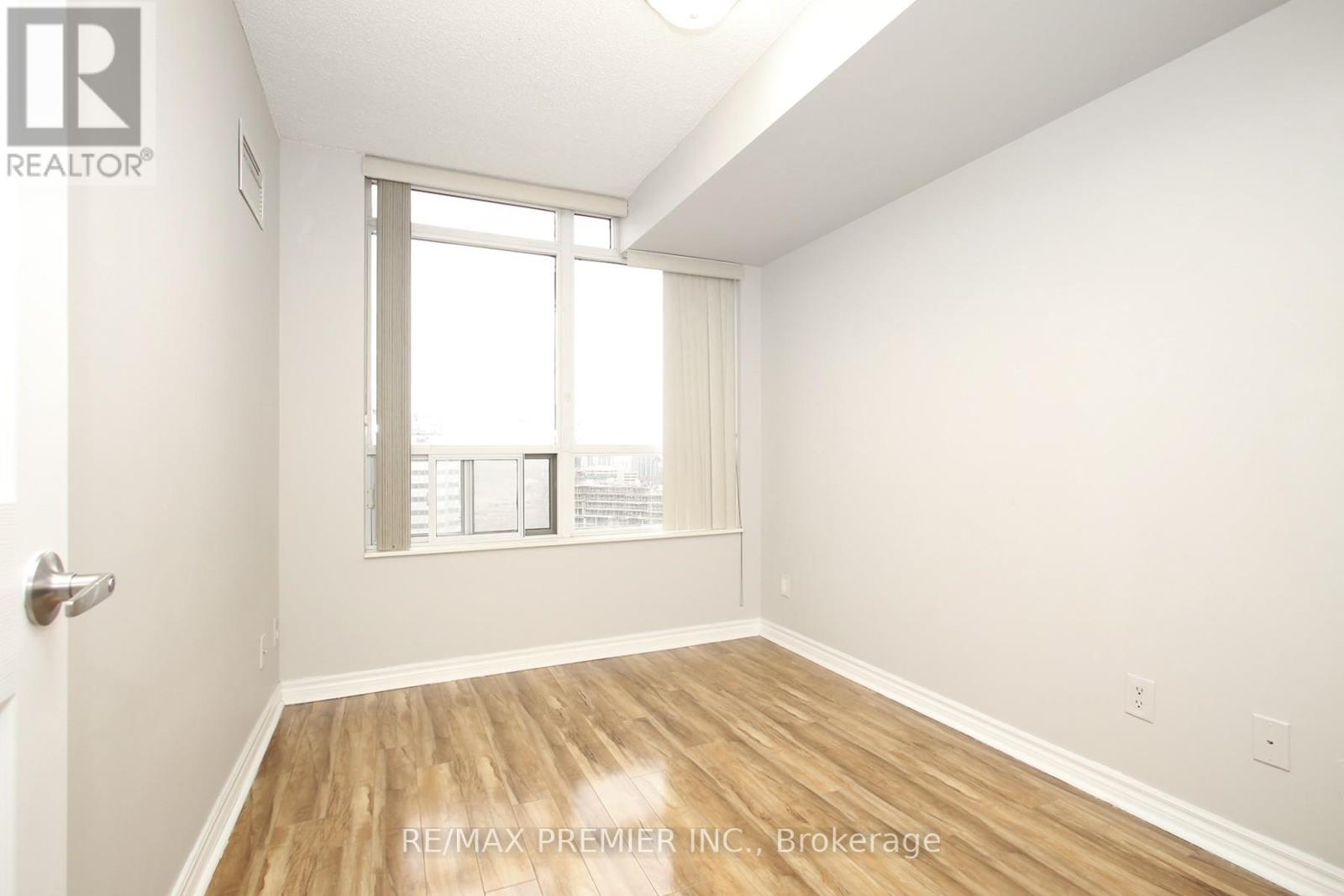 1422 - 3888 Duke Of York Boulevard, Mississauga, Ontario  L5B 4P5 - Photo 10 - W12368068