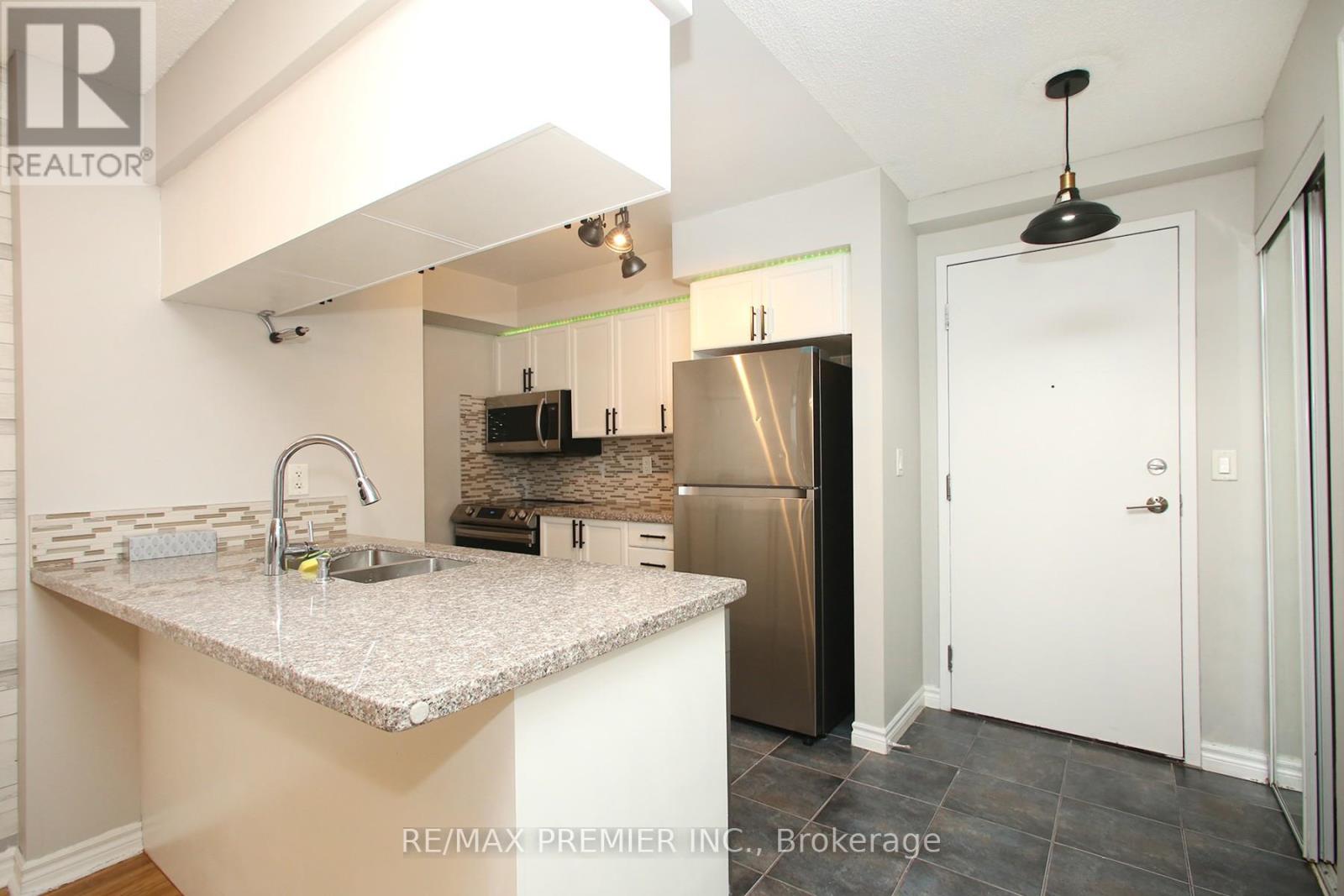1422 - 3888 Duke Of York Boulevard, Mississauga, Ontario  L5B 4P5 - Photo 13 - W12368068