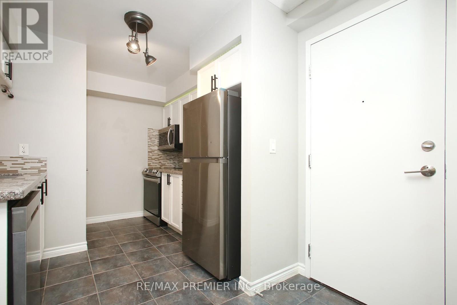 1422 - 3888 Duke Of York Boulevard, Mississauga, Ontario  L5B 4P5 - Photo 17 - W12368068
