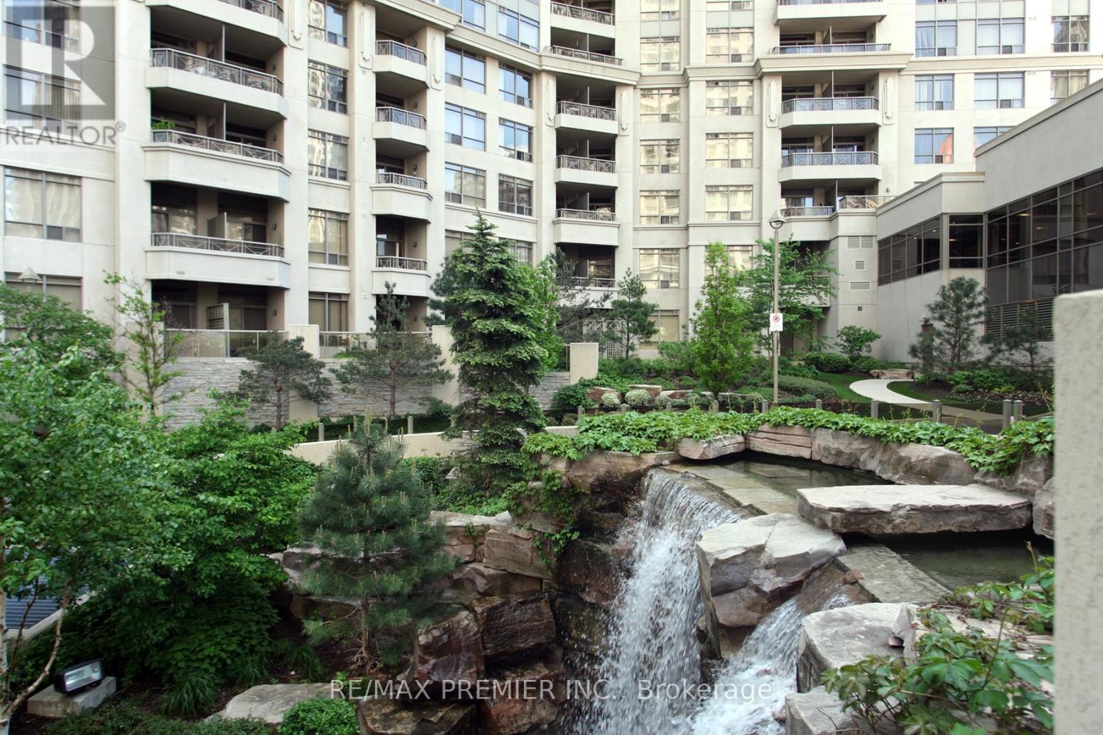 1422 - 3888 Duke Of York Boulevard, Mississauga, Ontario  L5B 4P5 - Photo 2 - W12368068