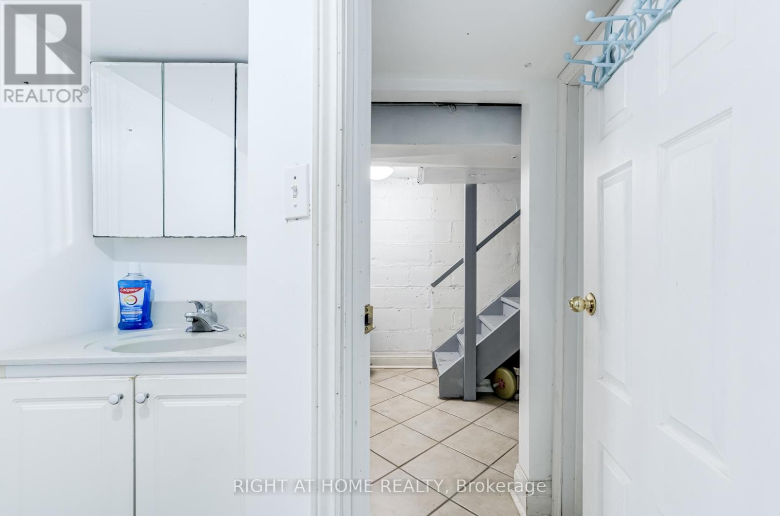 16 Pryor Avenue, Toronto, Ontario  M6N 1M4 - Photo 34 - W12368078
