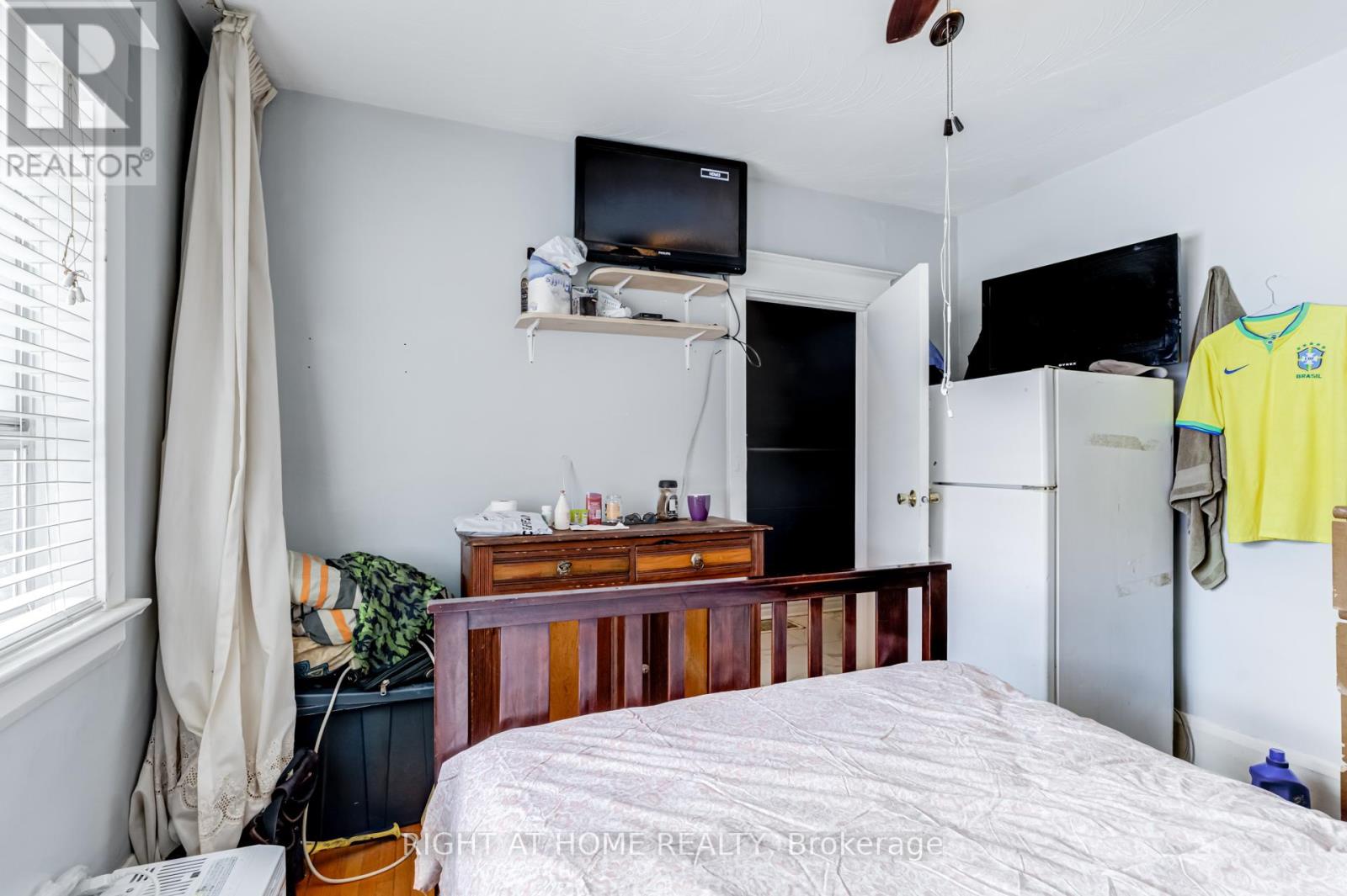 16 Pryor Avenue, Toronto, Ontario  M6N 1M4 - Photo 8 - W12368078