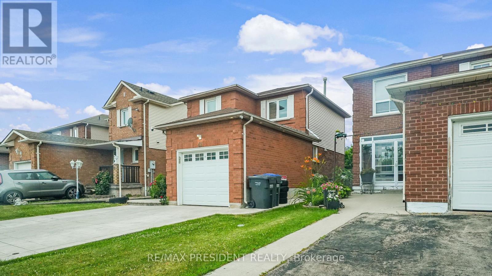 41 Stalbridge Avenue, Brampton, Ontario  L6Y 4H1 - Photo 4 - W12368093