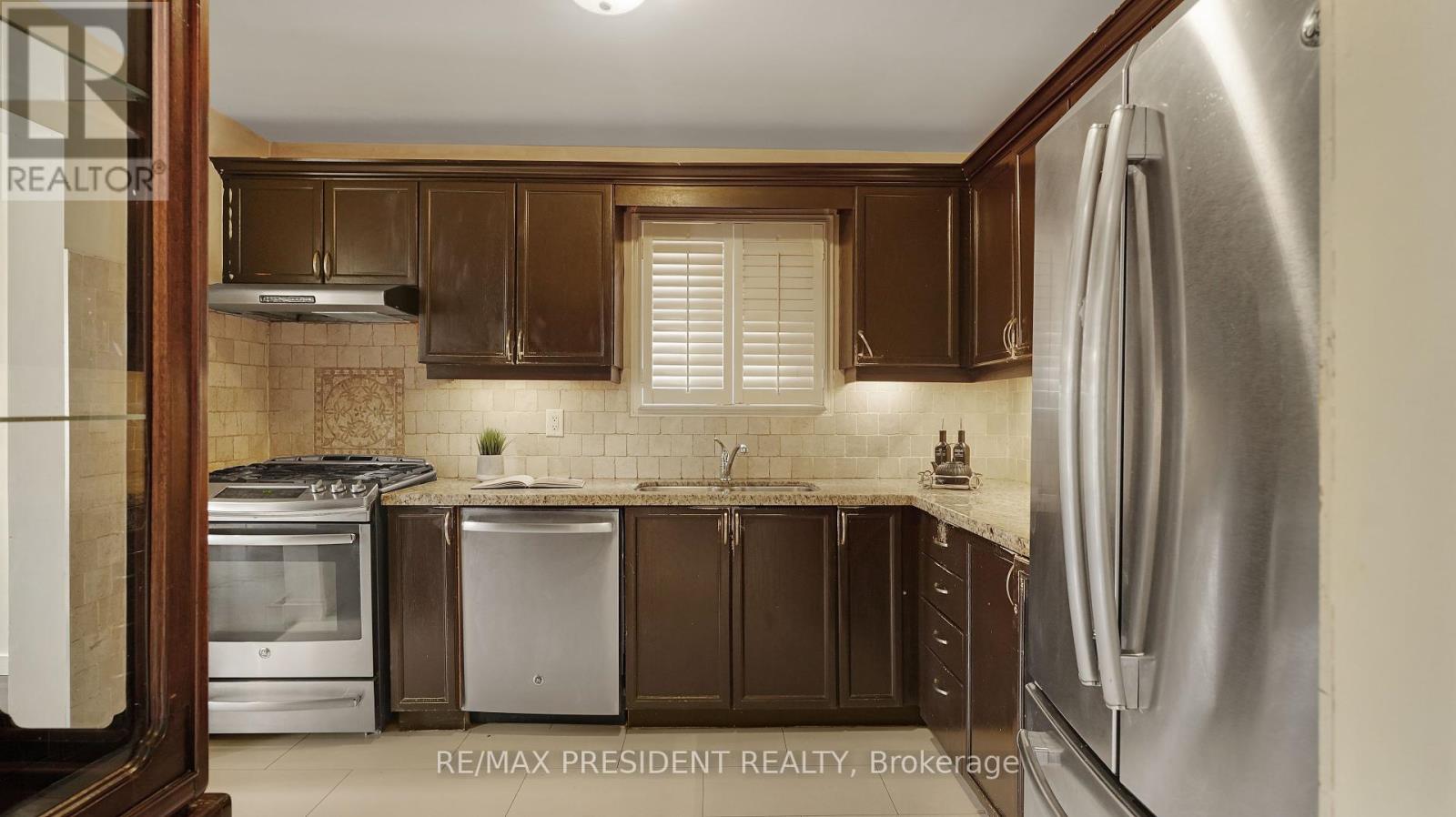 41 Stalbridge Avenue, Brampton, Ontario  L6Y 4H1 - Photo 8 - W12368093