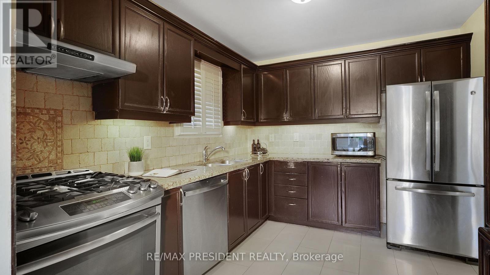 41 Stalbridge Avenue, Brampton, Ontario  L6Y 4H1 - Photo 9 - W12368093