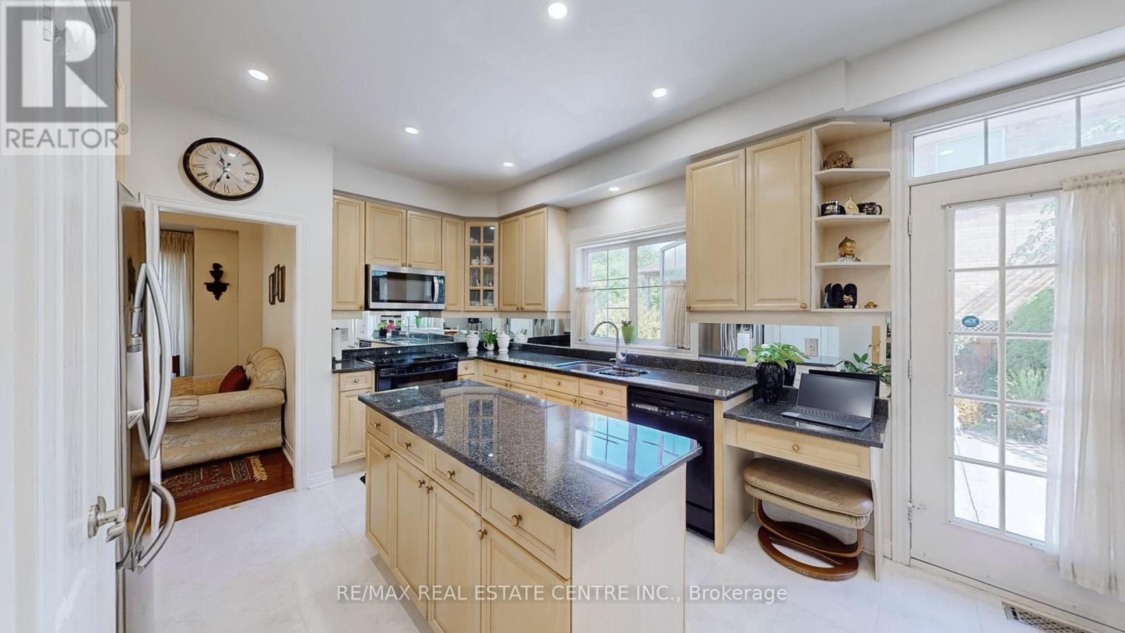 5893 Long Valley Road, Mississauga, Ontario  L5M 6J6 - Photo 15 - W12368098