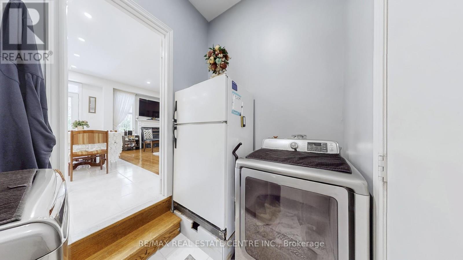5893 Long Valley Road, Mississauga, Ontario  L5M 6J6 - Photo 19 - W12368098