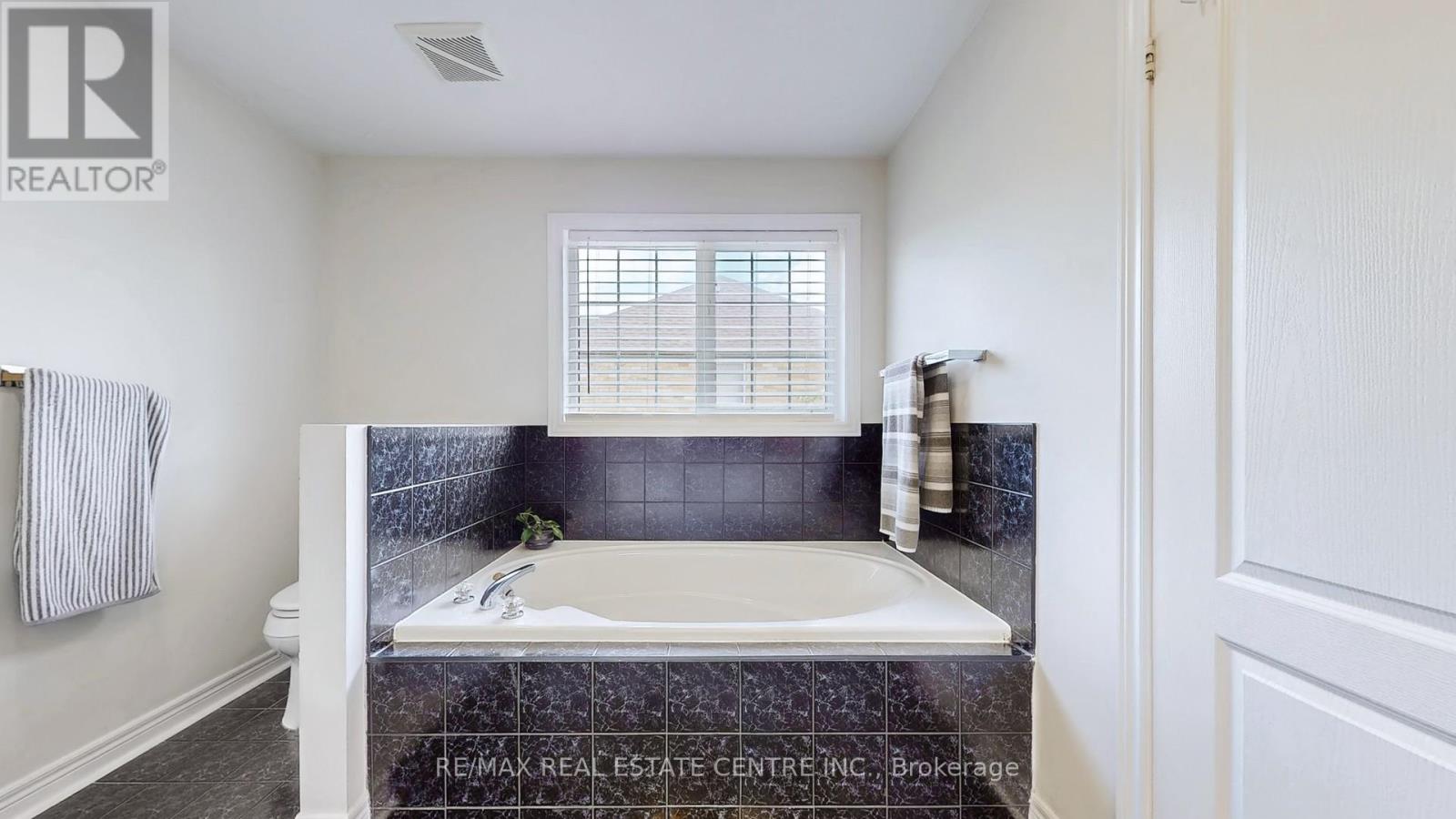 5893 Long Valley Road, Mississauga, Ontario  L5M 6J6 - Photo 27 - W12368098