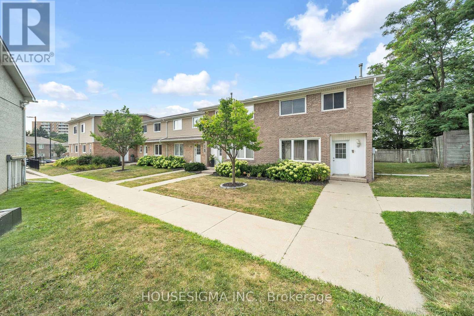 16 - 50 Westmount Road W, Kitchener, Ontario  N2M 1R5 - Photo 4 - X12368043