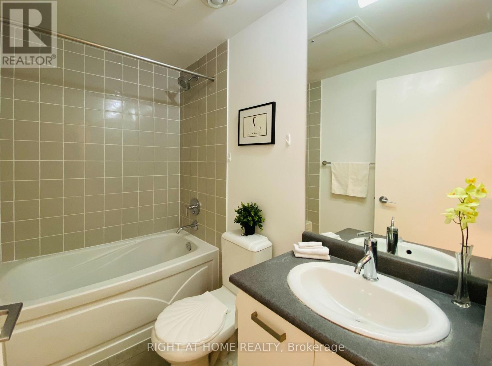 4506 - 832 Bay Street, Toronto, Ontario  M5S 1Z6 - Photo 13 - C12368178