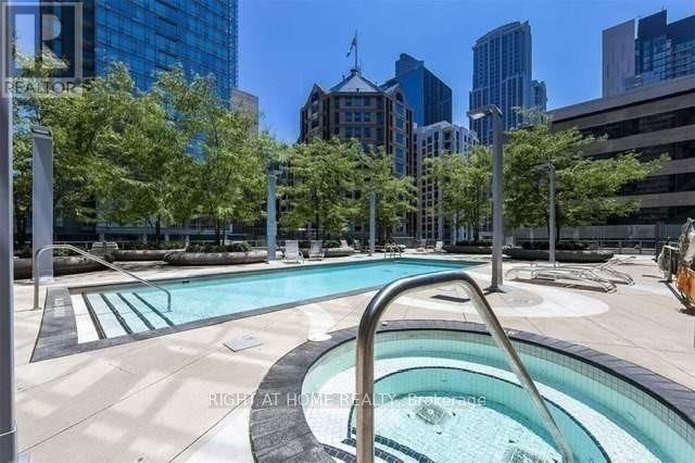 4506 - 832 Bay Street, Toronto, Ontario  M5S 1Z6 - Photo 17 - C12368178