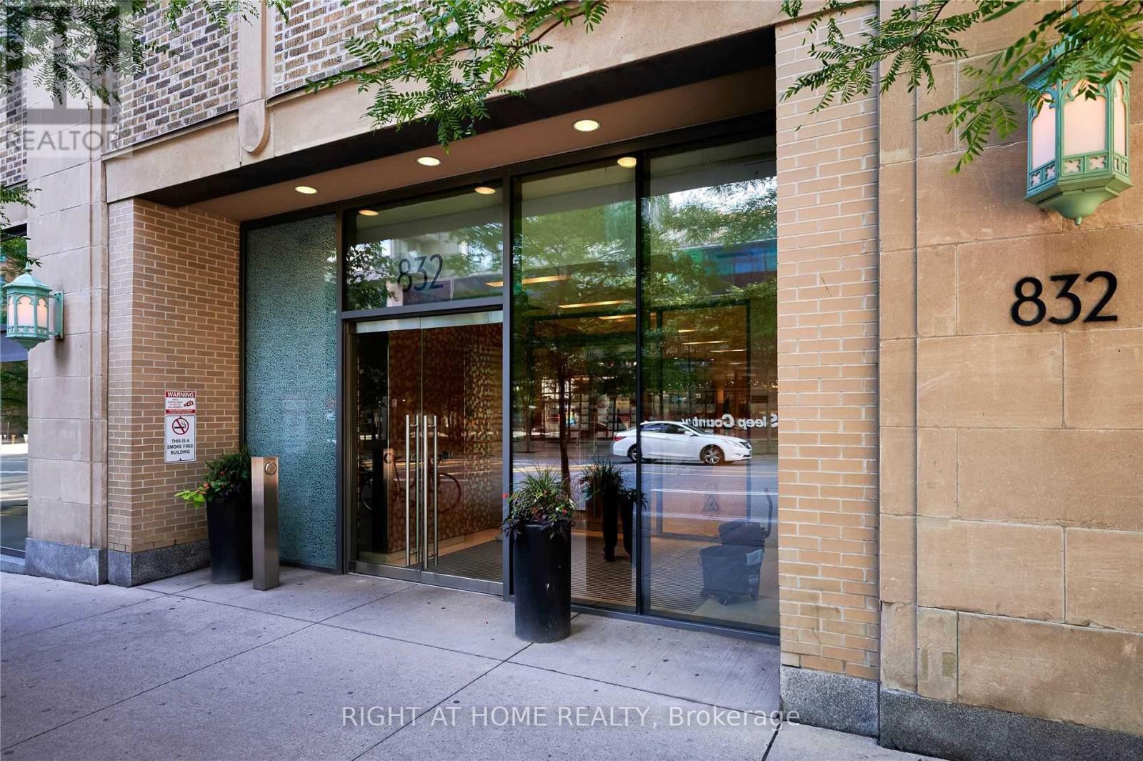 4506 - 832 Bay Street, Toronto, Ontario  M5S 1Z6 - Photo 2 - C12368178