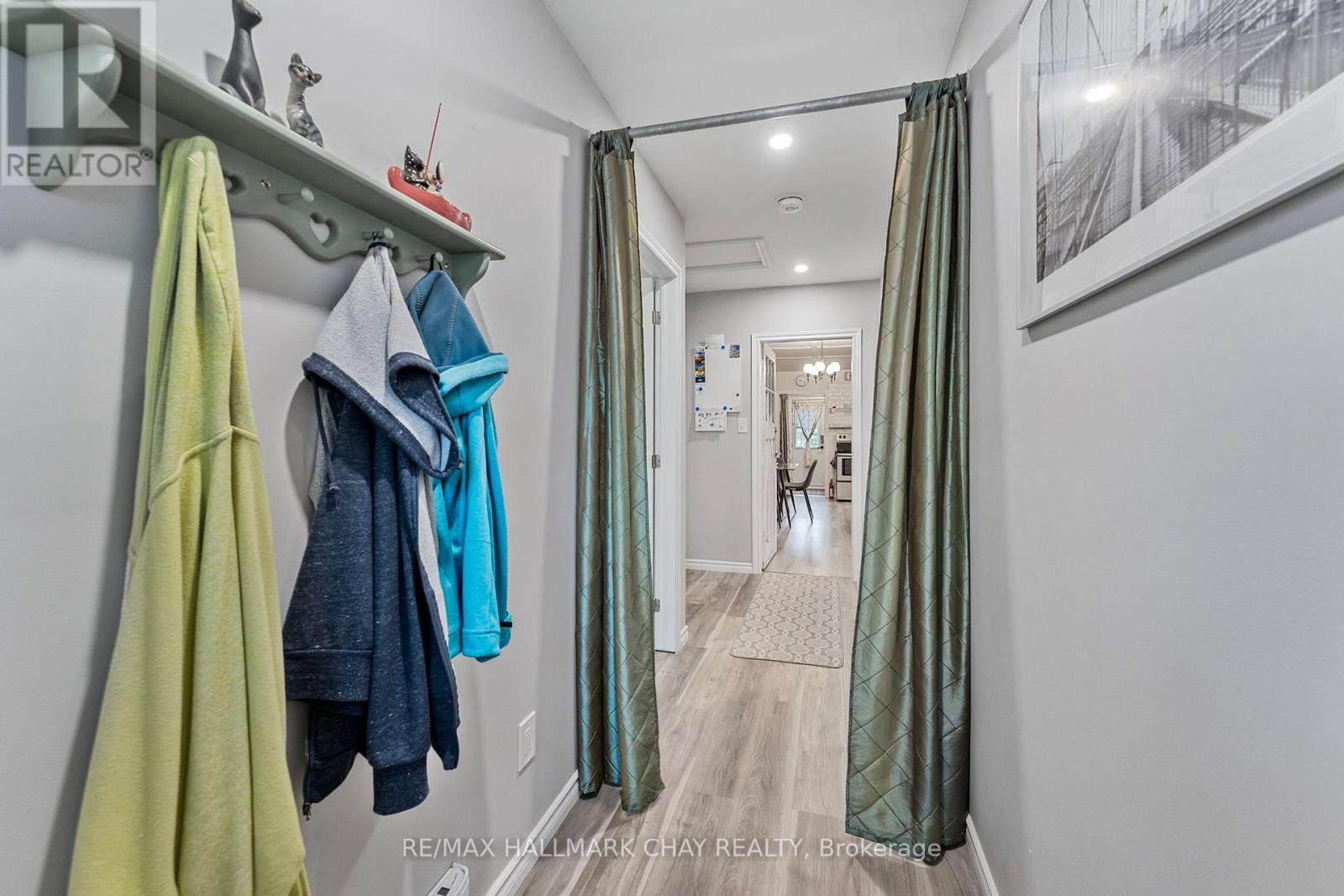 57 Laidlaw Street, Wasaga Beach, Ontario  L9Z 2L2 - Photo 6 - S12368191