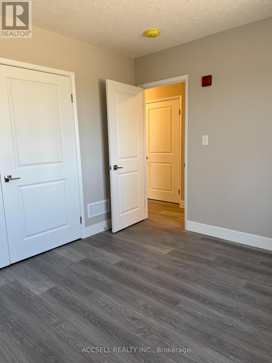 25 Alexandria Avenue, St. Thomas, Ontario  N5P 3M7 - Photo 11 - X12368272