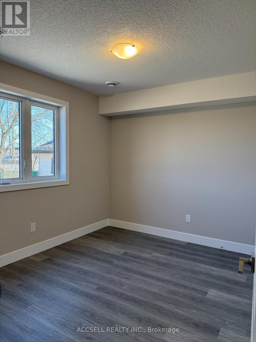 25 Alexandria Avenue, St. Thomas, Ontario  N5P 3M7 - Photo 12 - X12368272