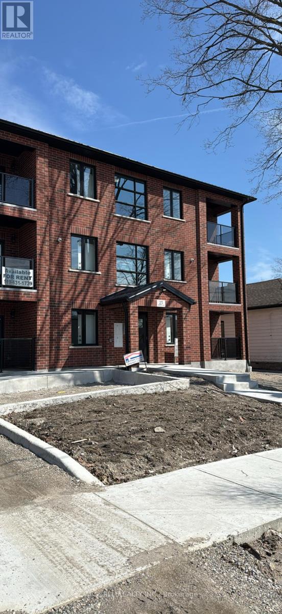 25 Alexandria Avenue, St. Thomas, Ontario  N5P 3M7 - Photo 2 - X12368272