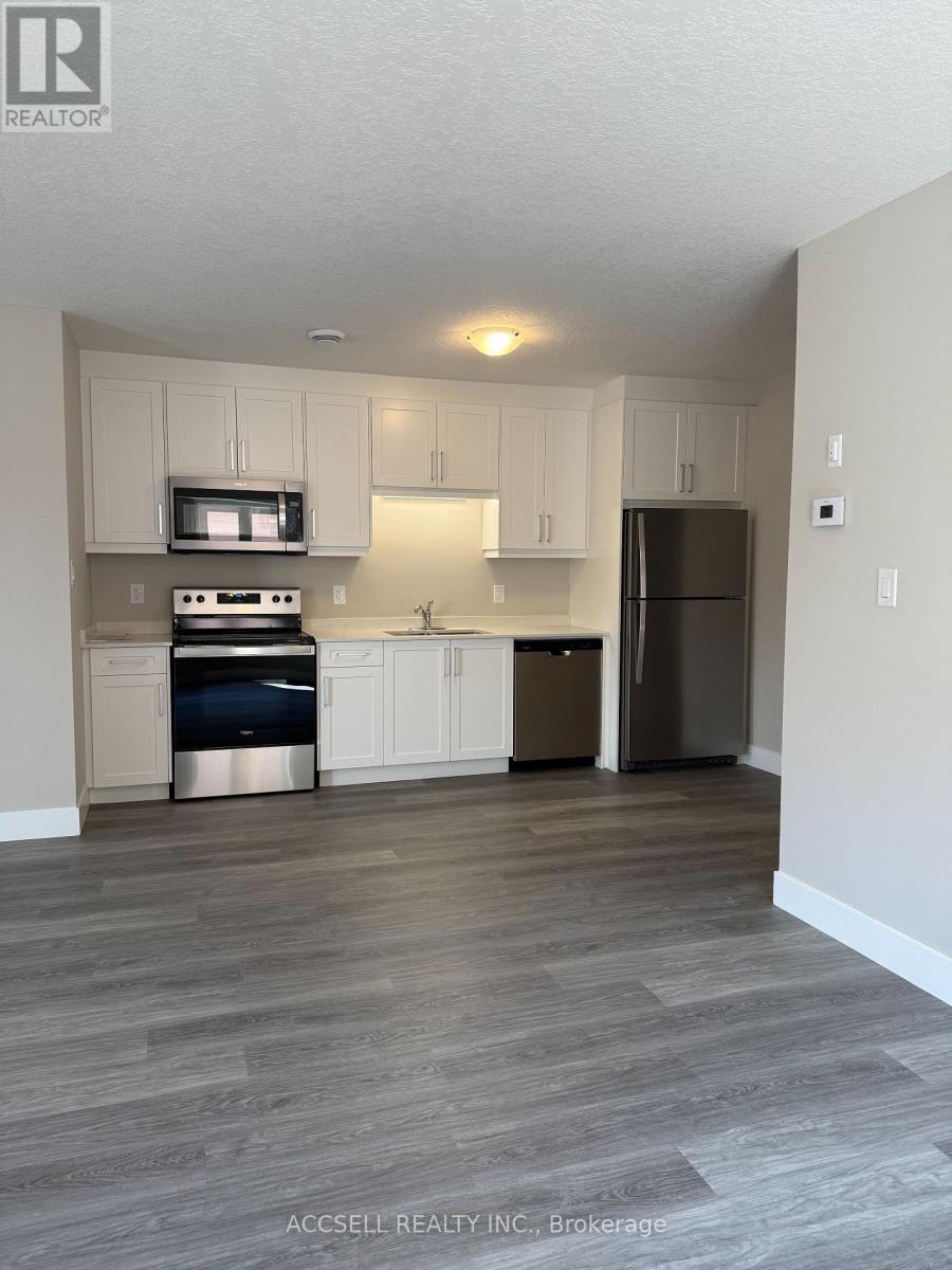 25 Alexandria Avenue, St. Thomas, Ontario  N5P 3M7 - Photo 4 - X12368272