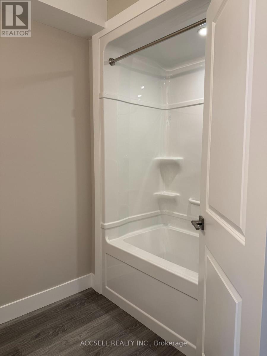 25 Alexandria Avenue, St. Thomas, Ontario  N5P 3M7 - Photo 7 - X12368272