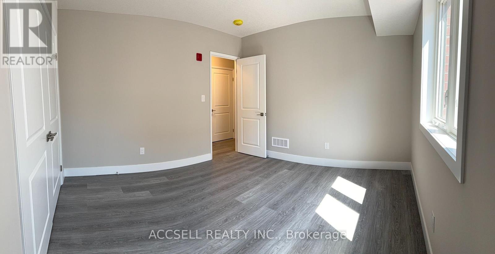 25 Alexandria Avenue, St. Thomas, Ontario  N5P 3M7 - Photo 9 - X12368272