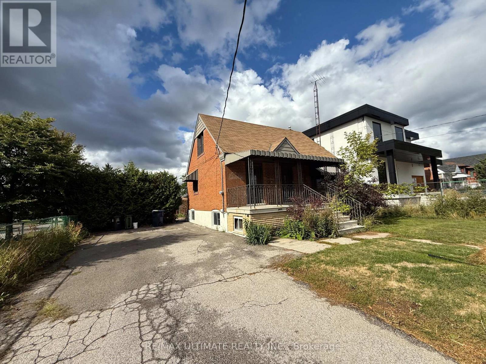90 Glen Long Avenue, Toronto, Ontario  M6B 2M3 - Photo 7 - W12367258