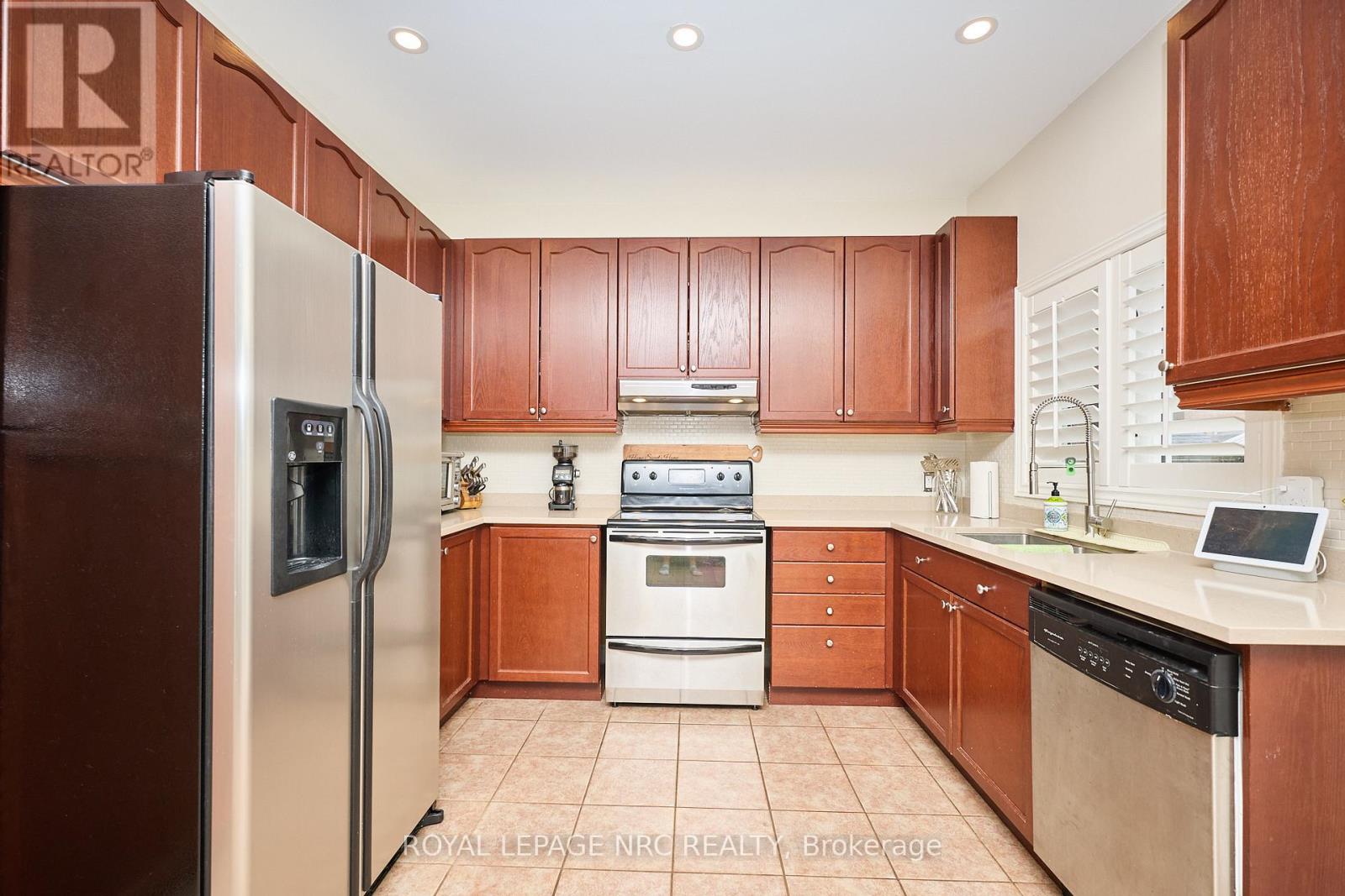 27 Goldeye Drive, Hamilton, Ontario  L8E 6C2 - Photo 10 - X12368378