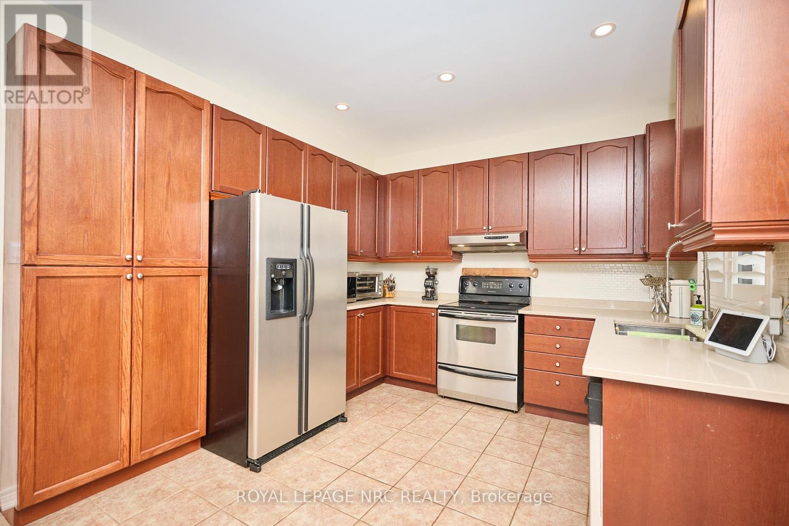 27 Goldeye Drive, Hamilton, Ontario  L8E 6C2 - Photo 11 - X12368378