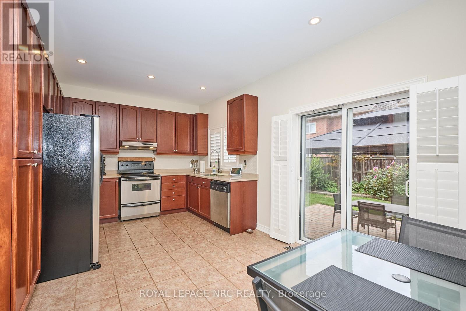 27 Goldeye Drive, Hamilton, Ontario  L8E 6C2 - Photo 9 - X12368378