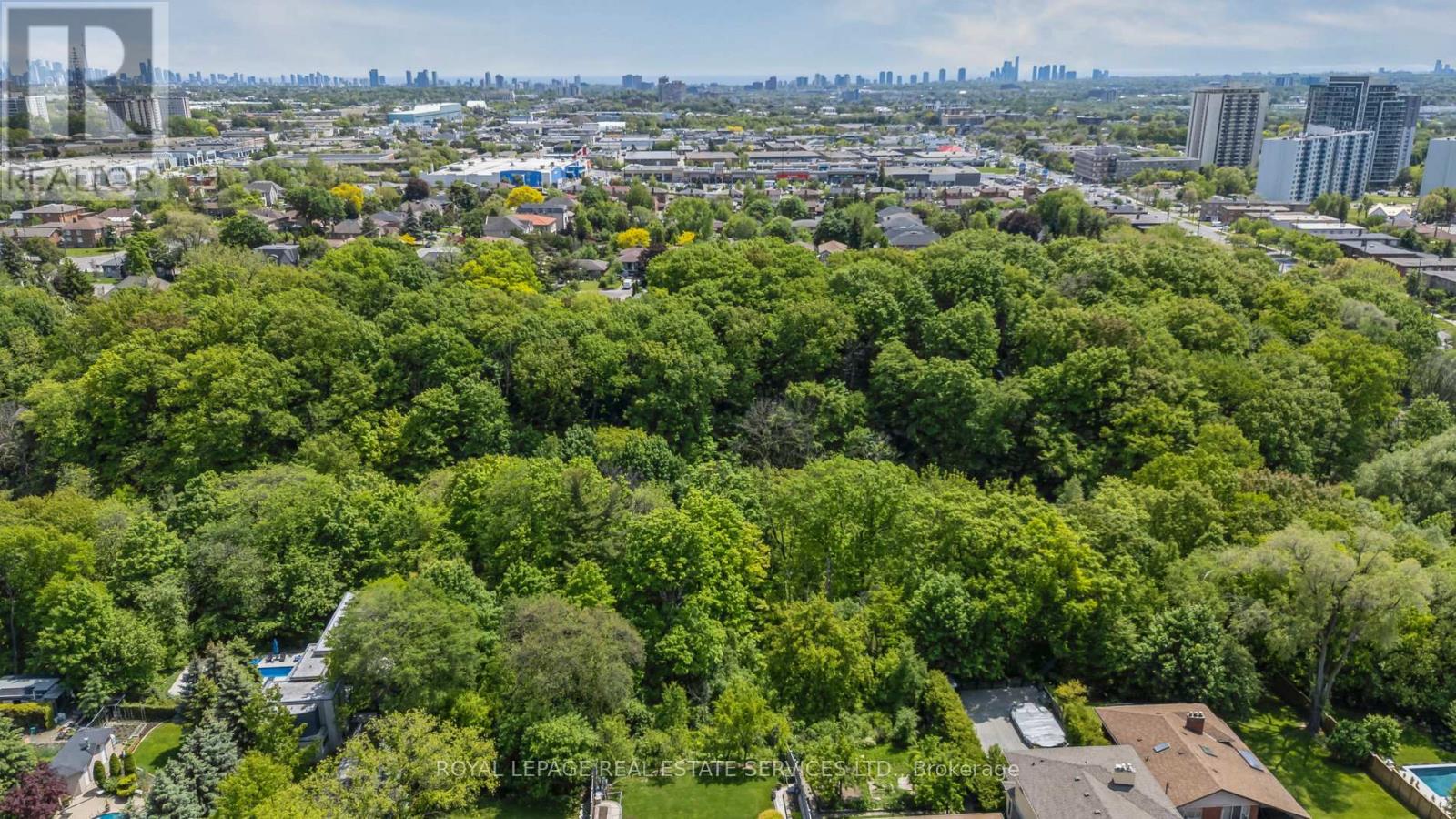 28 Cornelius Parkway, Toronto, Ontario  M6L 2K3 - Photo 12 - W12368358