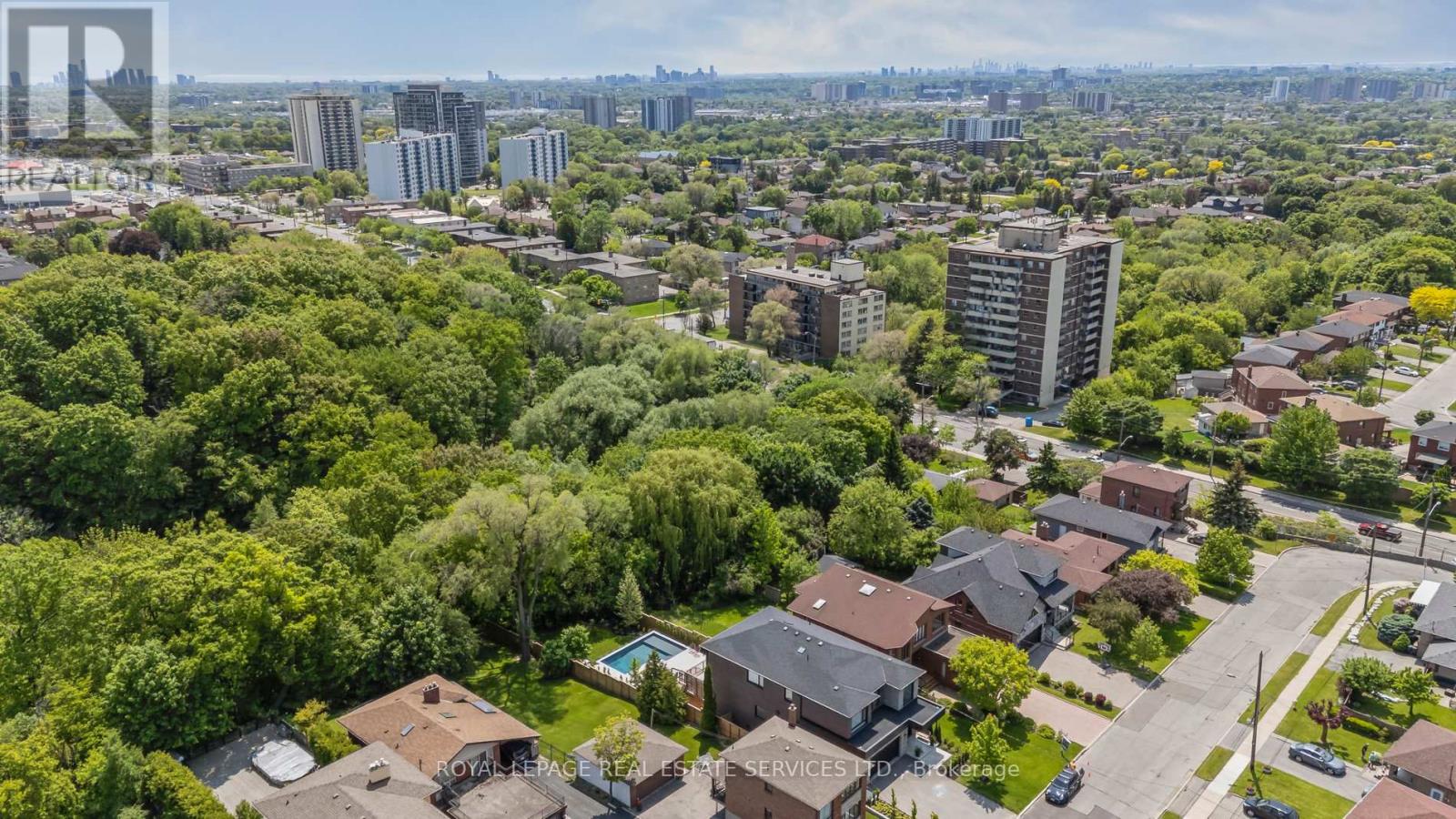 28 Cornelius Parkway, Toronto, Ontario  M6L 2K3 - Photo 13 - W12368358