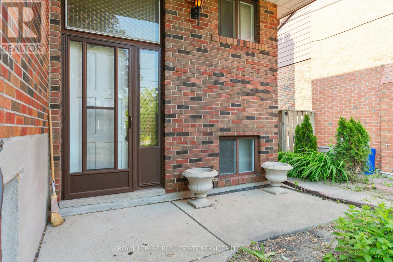 28 Cornelius Parkway, Toronto, Ontario  M6L 2K3 - Photo 15 - W12368358