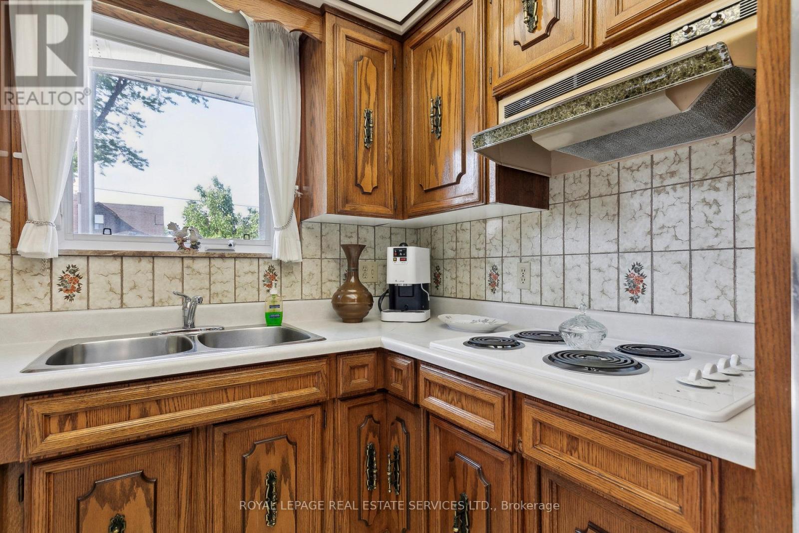 28 Cornelius Parkway, Toronto, Ontario  M6L 2K3 - Photo 23 - W12368358