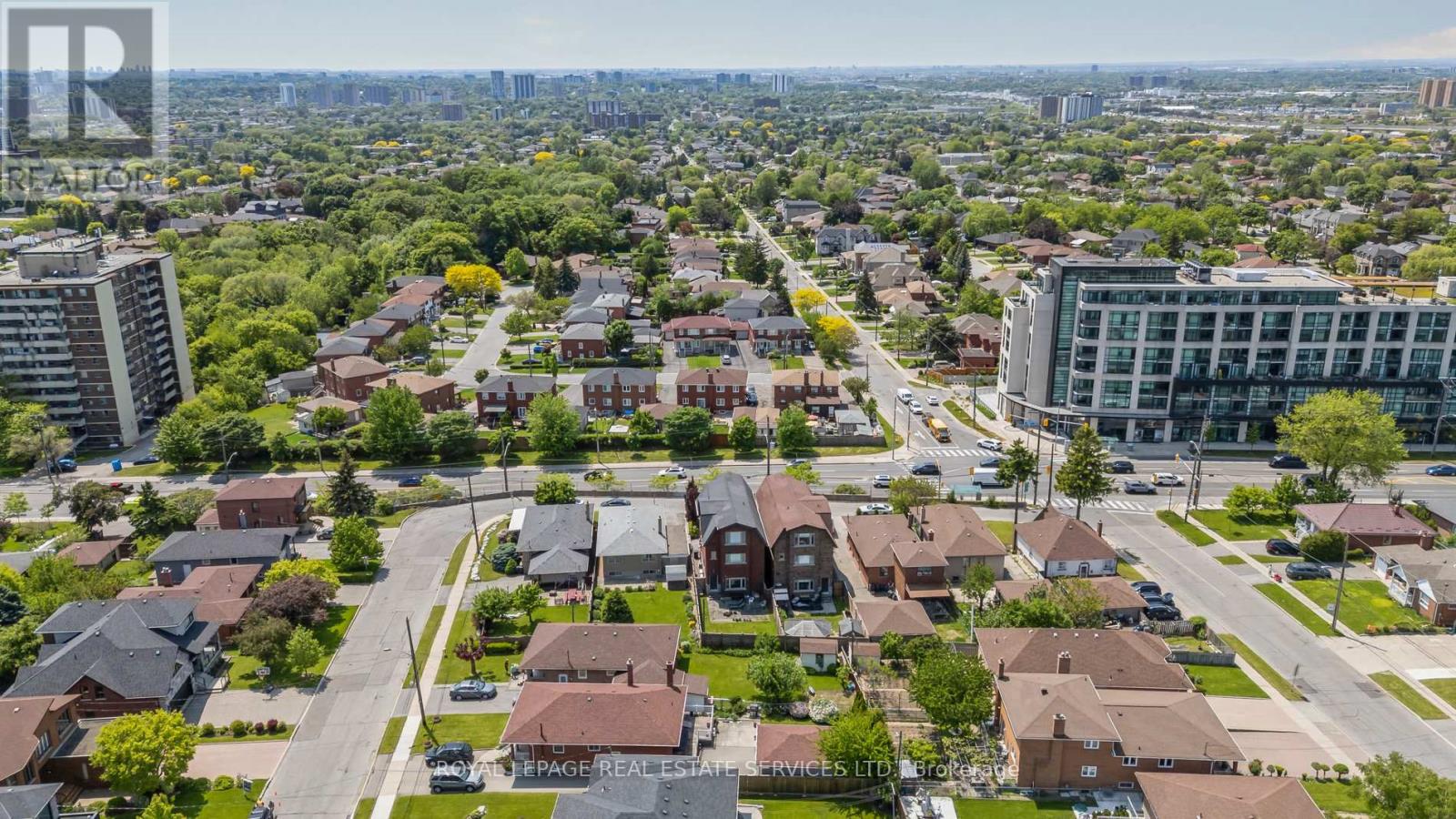 28 Cornelius Parkway, Toronto, Ontario  M6L 2K3 - Photo 6 - W12368358