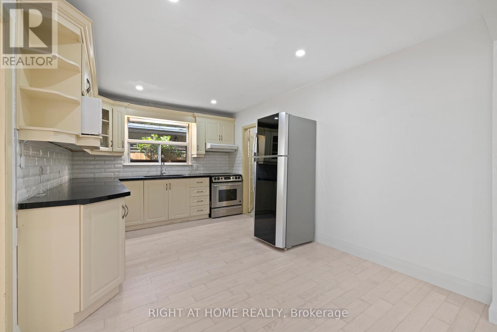 1147 Saturnia Crescent, Mississauga, Ontario  L4Y 2M2 - Photo 6 - W12348273