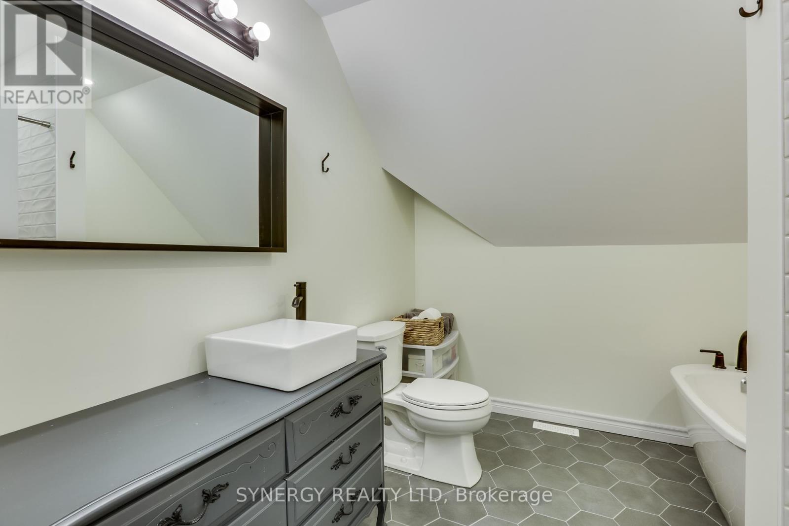 6339 Irish Drive, Southwest Middlesex, Ontario  N0L 1T0 - Photo 44 - X12368428