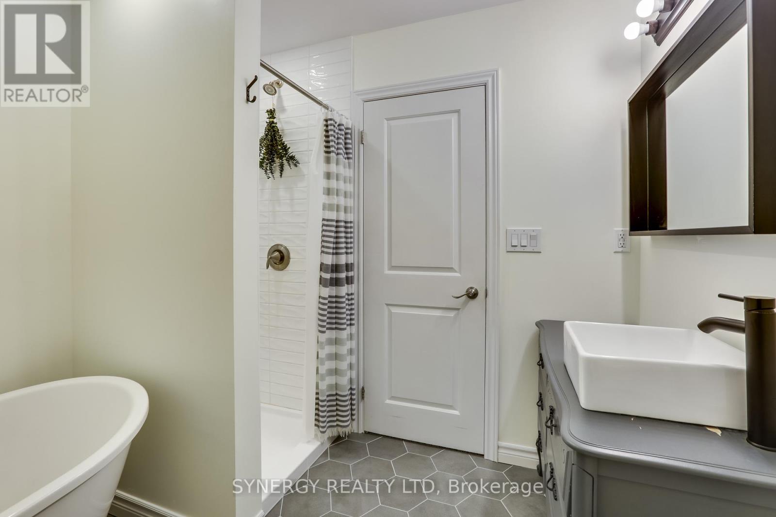 6339 Irish Drive, Southwest Middlesex, Ontario  N0L 1T0 - Photo 45 - X12368428