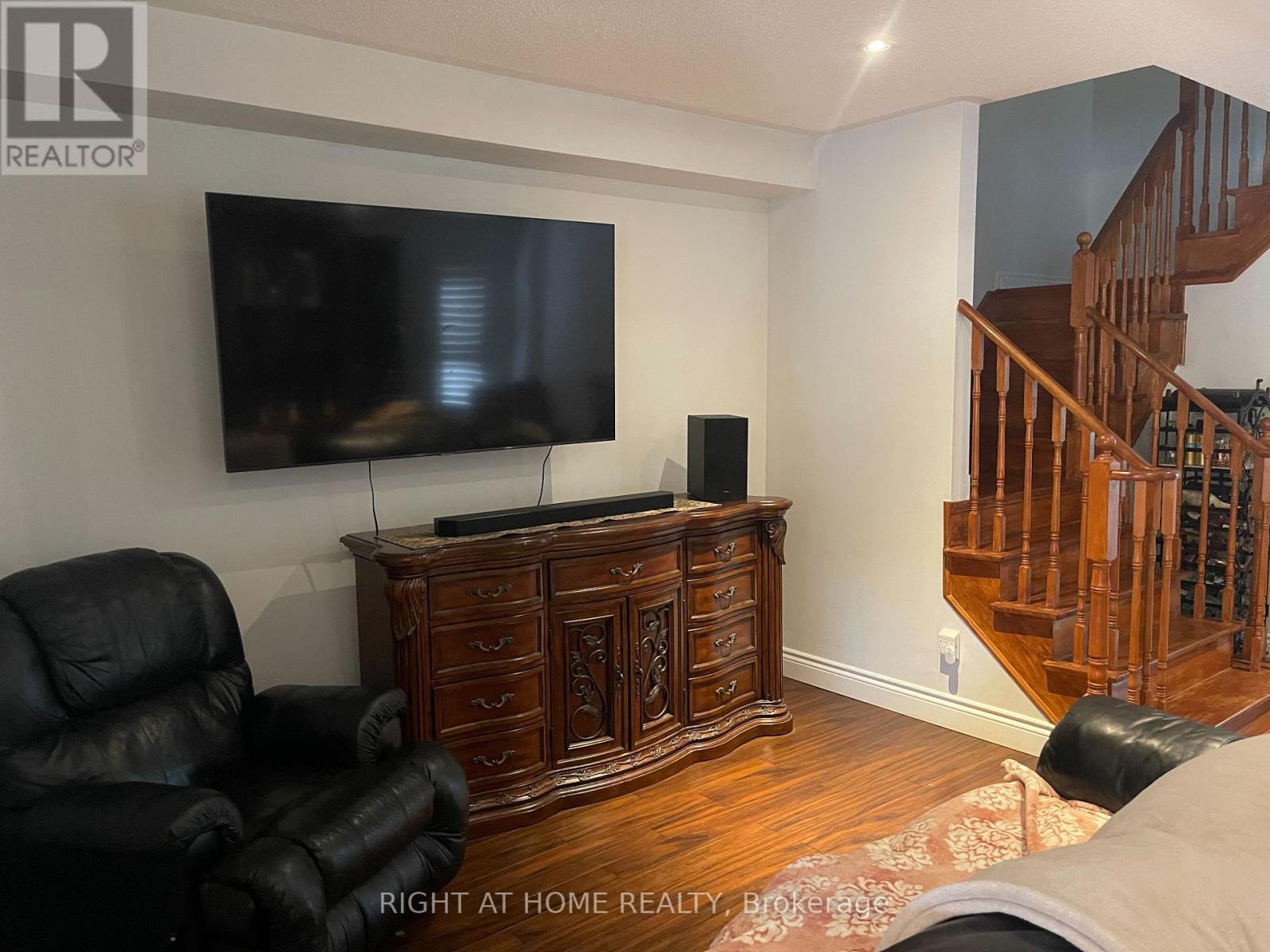 Property at 18 ARCHBURY CIRCLE image 5
