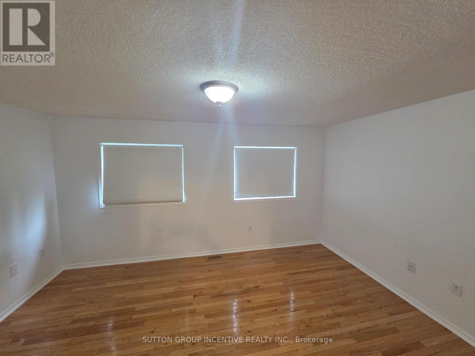 111 Dunsmore Lane, Barrie, Ontario  L4M 6Z7 - Photo 8 - S12368420