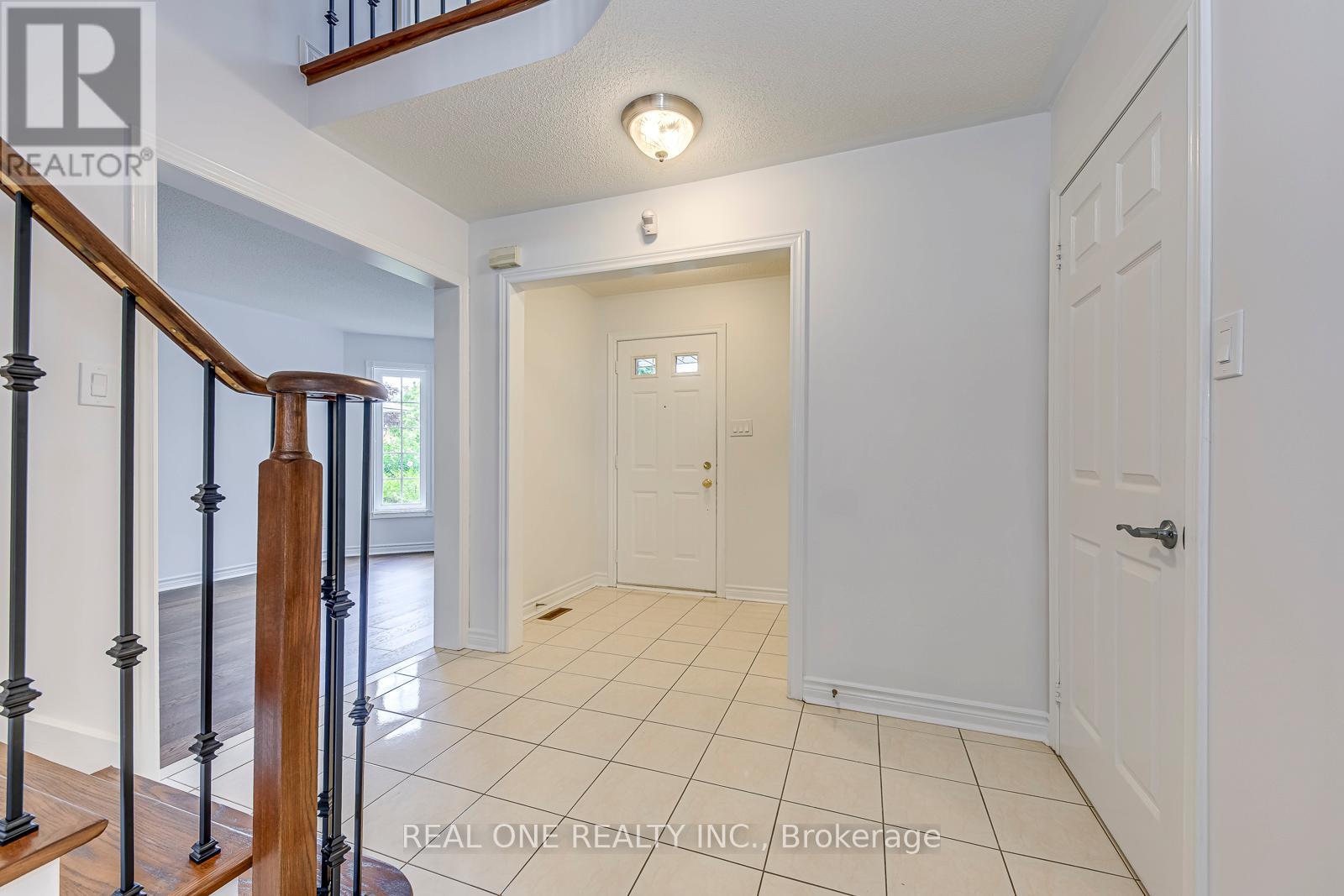 5192 Castlefield Drive, Mississauga, Ontario  L5V 1S2 - Photo 8 - W12368412